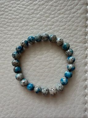Bracelet with blue stones on elastic